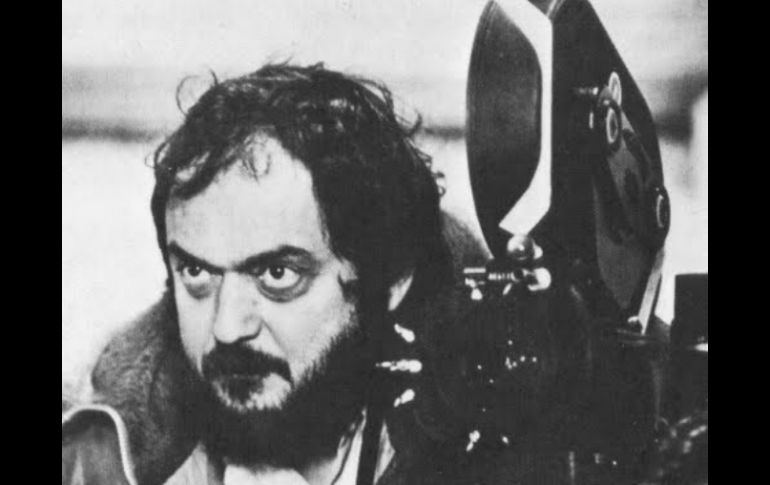 La exposición recaba cintas de Stanley representadas a través de una selección de guiones, fotografías, lentes, trajes y accesorios. ESPECIAL /