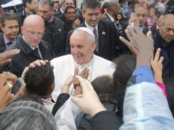Francisco (i) saluda a fieles durante su visita a la favela Varginha en Río de Janeiro. EFE /