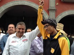 El alcalde Jorge Arana junto a Martín Rodríguez, uno de los jóvenes reconocidos públicamente en la Plaza Cihualpilli. ESPECIAL /