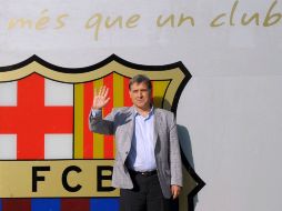 Gerardo 'Tata' Martino posando en el escudo del club catalán. AP /