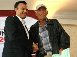 El alcalde Héctor Robles arranaca el programa para apoyar a familias del Valle de Tesistán. ESPECIAL /