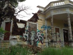 La acumulación de agua en la construcción se debe a un taponamiento de los bajantes de agua pluvial.  /