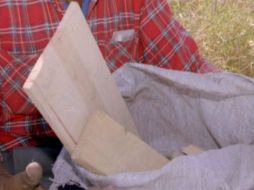 La máquina produce viruta a partir de pedazos de distintas maderas recicladas. ARCHIVO /