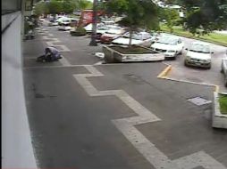 El ladrón tumba al anciano y comienza a golpearlo durante poco  más de un minuto. ESPECIAL /