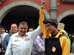 Jorge Arana levantó el brazo de Martín durante varios segundos de triunfo y lo felicitó ante una multitud. ESPECIAL /