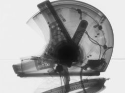 Aseguran que las imágenes de rayos X de los trajes proporcionan al espectador una noción de cómo está realizado. AP /