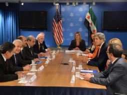 John Kerry se reúne con representantes de la Coalición Nacional Siria en la ONU. AFP /