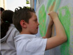 Los próximos cuatro sábados niños de seis a 12 años podrán pintar con gises en cubos de madera como lienzo. ARCHIVO /