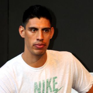 Gustavo Ayón queda fuera de Milwaukee