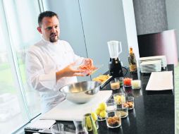 En acción. El chef Eduardo Osuna prepara un platillo con aceite de canola, para promover sus bondades.  /