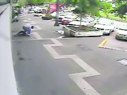 Capturan asalto en video. El afectado fue golpeado y despojado de dinero tras salir de un banco. ESPECIAL /