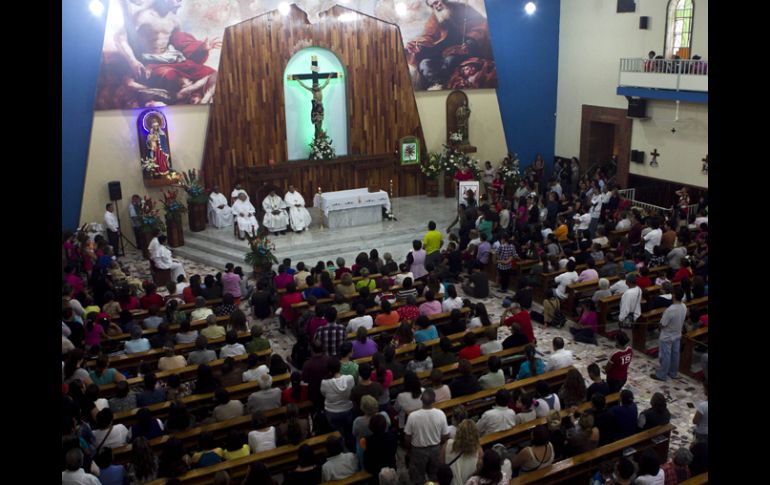 La ''hostia sangrante'' congregó a cientos de fieles en el templo de María Madre de la Iglesia. EL INFORMADOR /