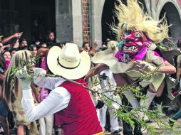 Las Jugadas. Un representante de Santo Santiago intenta dar un varazo a un tastoán. EL INFORMADOR /
