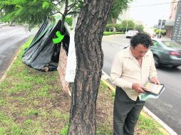 PLANTÓN. Bernardo Ramos, en el camellón de Mariano Otero, frente al WTC. EL INFORMADOR /