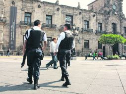 Policías en el Centro. En este momento sólo hay 40 agentes por turno en esta zona. EL INFORMADOR /