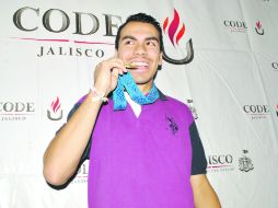 Orgulloso. Uriel Adriano muerde la presea dorada que ganó en la categoría de menos de 74 kilogramos, en el pasado Campeonato Mundial. ESPECIAL /