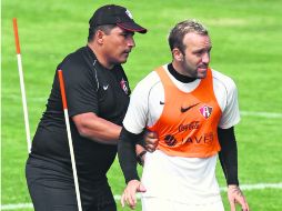 De cerca. El técnico Asad le da indicaciones a Matías Vuoso durante un entrenamiento de los Zorros . MEXSPORT /