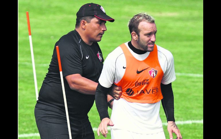 De cerca. El técnico Asad le da indicaciones a Matías Vuoso durante un entrenamiento de los Zorros . MEXSPORT /