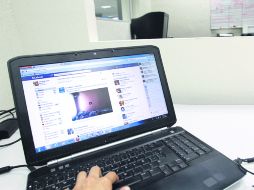 En promedio, los empleados invierten de dos a tres horas diarias para navegar en las cuentas de sus perfiles en Facebook o Twitter. EL INFORMADOR /