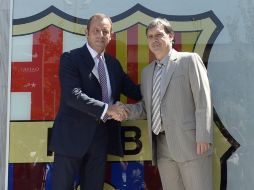 'Tata' Martino (d) con el presidente del club catalán, Sandro Rosell. AP /