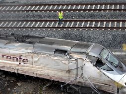 Un operario observa la máquina tractora del tren descarrilado. EFE /