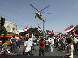Un helicóptero del ejército egipcio sobrevuela una concentración de oposición a Morsi. EFE /