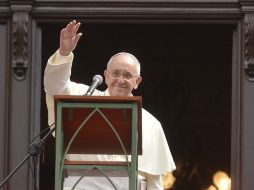 El Papa Francisco saluda a la multitud a su llegada al rezo del Angelus desde el balcón central del Palacio Arzobispal de San Joaquín. EFE /