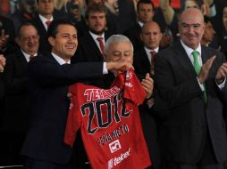 El Primer Mandatario convive con los futbolistas y habla de este deporte. ESPECIAL /