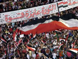 Varias personas ondean una bandera egipcia, durante una manifestación a favor de las fuerzas armadas. EFE /