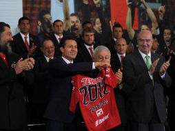 El Presidente Peña Nieto recibe una playera del equipo Xolos de Tijuana, campeón del Torneo Apertura 2012 de la Liga MX. ESPECIAL /