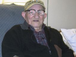 Salustiano Sánchez Blázquez dice que la clave de su longevidad reside en el consumo de una banana diaria y del analgésico Anacin. ARCHIVO /