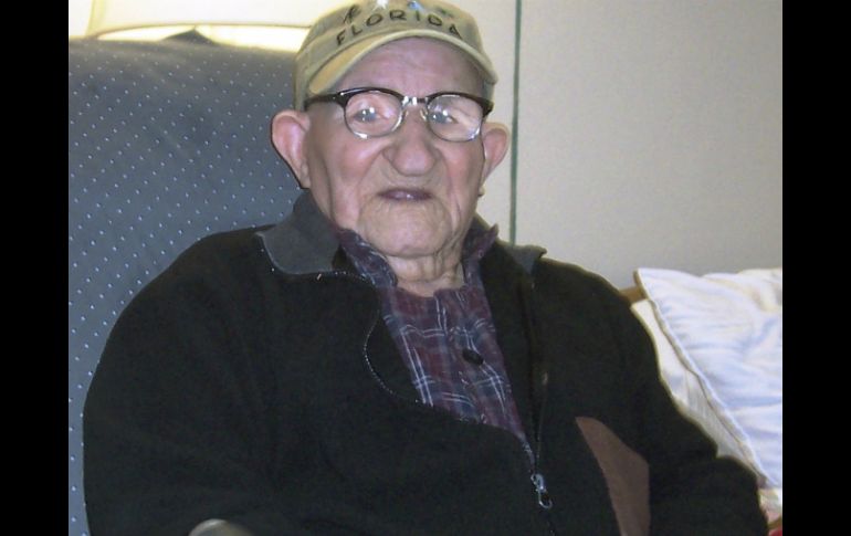 Salustiano Sánchez Blázquez dice que la clave de su longevidad reside en el consumo de una banana diaria y del analgésico Anacin. ARCHIVO /