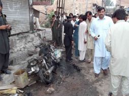Expertos examinan el lugar, pues se cree que una bomba fue escondida en una motocicleta. EFE /