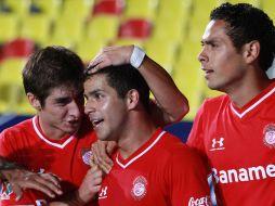 Brambila (centro) es felicitado por sus compañeros luego de conseguir el gol de la victoria. MEXSPORT /
