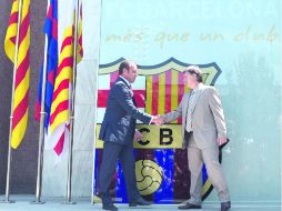El presidente del Barcelona, Sandro Rosell, recibe a Gerardo Martino en las instalaciones del Barcelona. AFP /