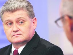 Lon Snowden, padre del ex analista, se dijo decepcionado de los legisladores que juzgaron a su hijo. ''La verdad está por llegar''. AP /