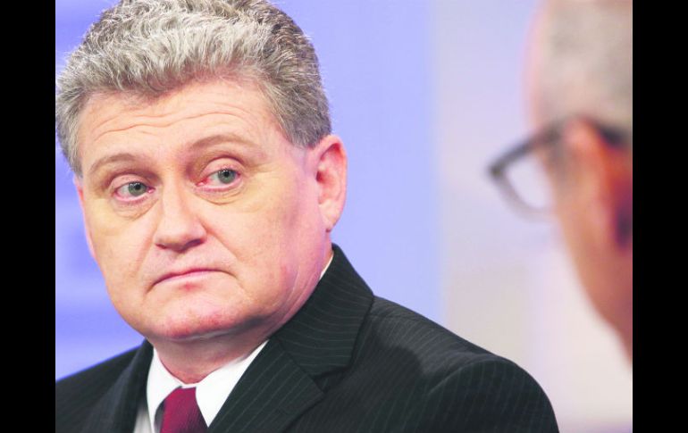 Lon Snowden, padre del ex analista, se dijo decepcionado de los legisladores que juzgaron a su hijo. ''La verdad está por llegar''. AP /