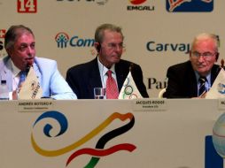 El ministro de deporte de Colombia Andrés Botero (I), habla junto al presidente del COI, Jacques Rogge (C), y el presidente de la AIJM. EFE /