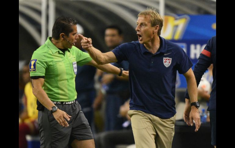 El director técnico de EU, Jurgen Klinsmann (D), discute una decisión arbitral en el partido ante Honduras. ARCHIVO /