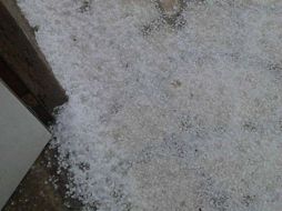En algunos puntos del municipio se reportó la caída de granizo. Imagen de @Trafico_ZMG. ESPECIAL /