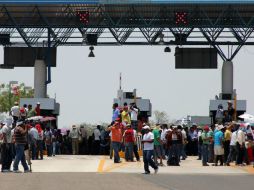 Durante cerca de cinco horas ex braceros bloquearon la caseta de San Ángel Zurumucapio en Michoacán. ARCHIVO /