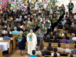 El párroco Steve Lemay (al frente) presidió la ceremonia que honró la memoria de las víctimas del accidente de tren en Quebec. AP /