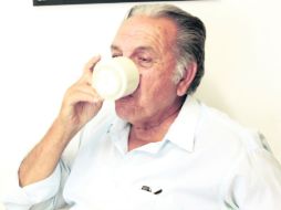 Daniel Zivi tiene 80 años y 50 años yendo al Café Madrid. ESPECIAL /