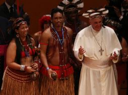 El Papa Francisco recibió un tocado de plumas de parte de un indígena de la zona del Amazonas. EFE /
