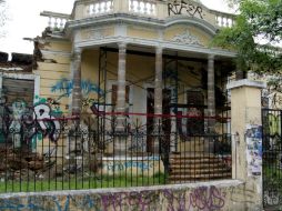 El muro frontal izquierdo de la ''Casa Castiello'' colapso el jueves después de que la humedad debilitara la estructura.  /