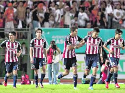 Los rojiblancos felicitan a Ángel Zaldivar (33), quien anotó su primer gol en la Primera División. MEXSPORT /