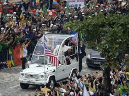 El Papa Francisco saluda a su llegada a la playa de Copacabana de Río. EFE /