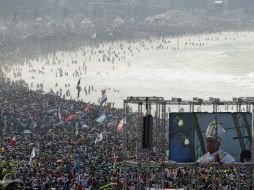 Imagen del Papa Francisco en una pantalla al momento de oficiar su misa en Copacabana. EFE /
