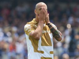 Nahuelpan sale del encuentro por una falta en medio campo y deja a su equipo con un jugador menos. EFE /