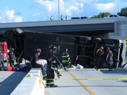 Un autobús que llevaba de regreso a Indianapolis a 37 pasajeros sufre un accidente. AP /